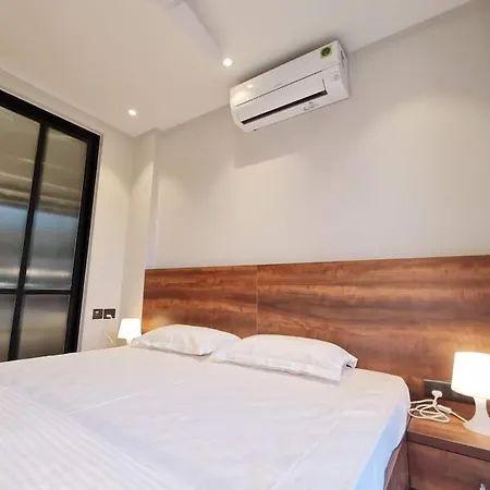 Apt# One-Four-Two - With Lift - High Speed Wifi - Smart Tv New Delhi Exterior photo