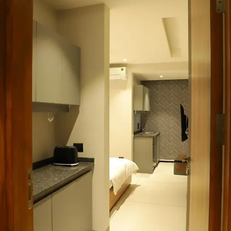 Apt# One-Four-Two - With Lift - High Speed Wifi - Smart Tv New Delhi Exterior photo