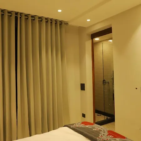 Apt# One-Four-Two - With Lift - High Speed Wifi - Smart Tv New Delhi Exterior photo