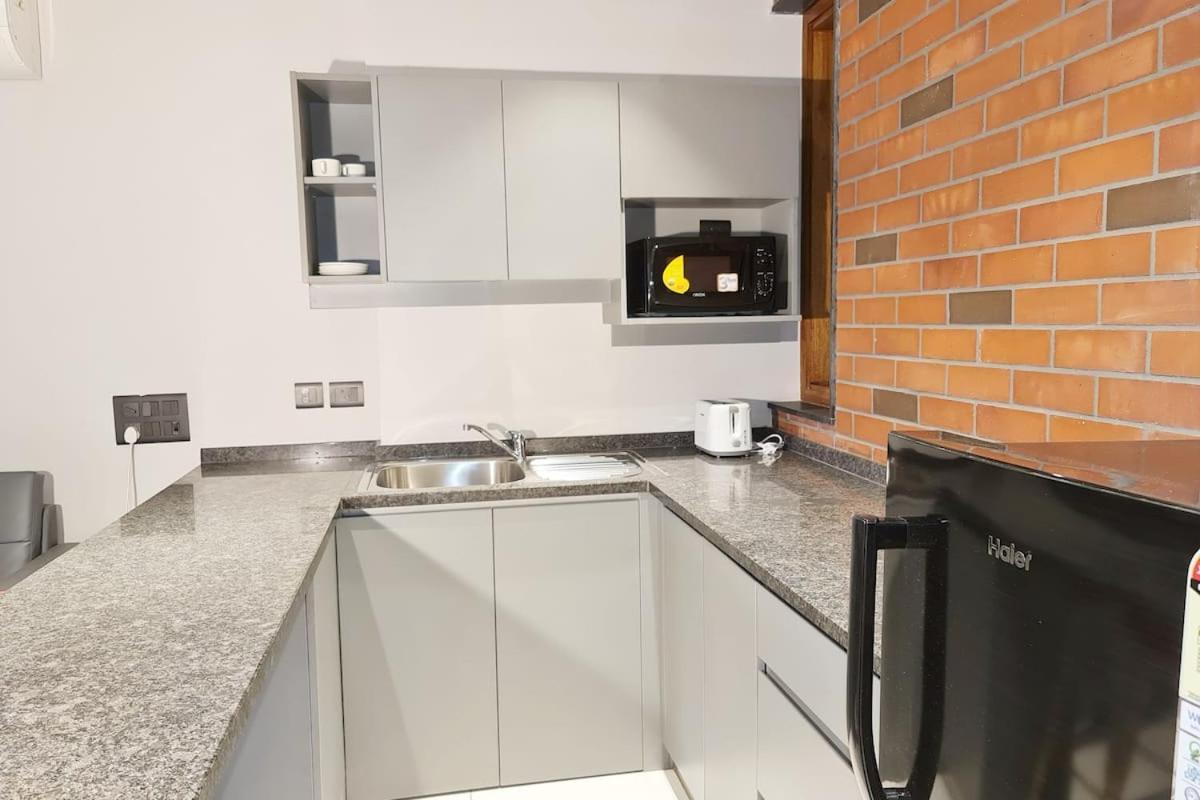 Apt# One-four-two - With Lift - High Speed Wifi - Smart Tv Apartment