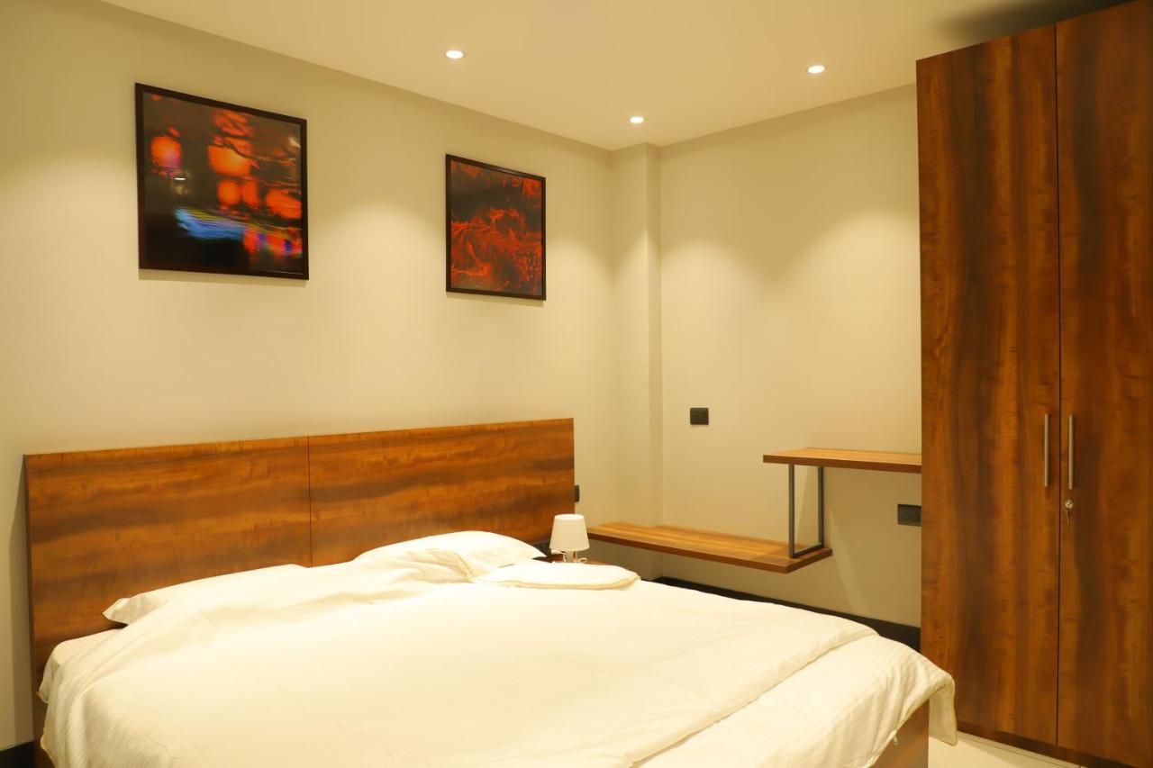 Apt# One-four-two - With Lift - High Speed Wifi - Smart Tv Apartment