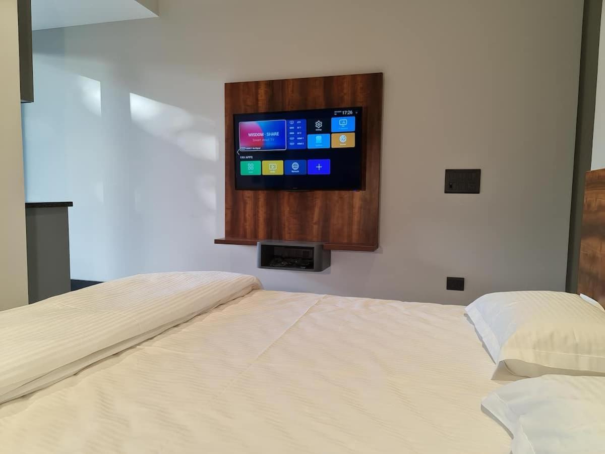 Apt# One-four-two - With Lift - High Speed Wifi - Smart Tv Apartment